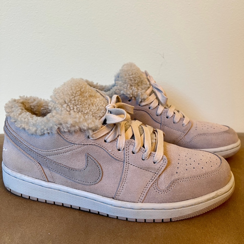 AIR JORDAN WOMENS 1 LOW SE SHERPA FLEECE {10.5} - Picture 4 of 7